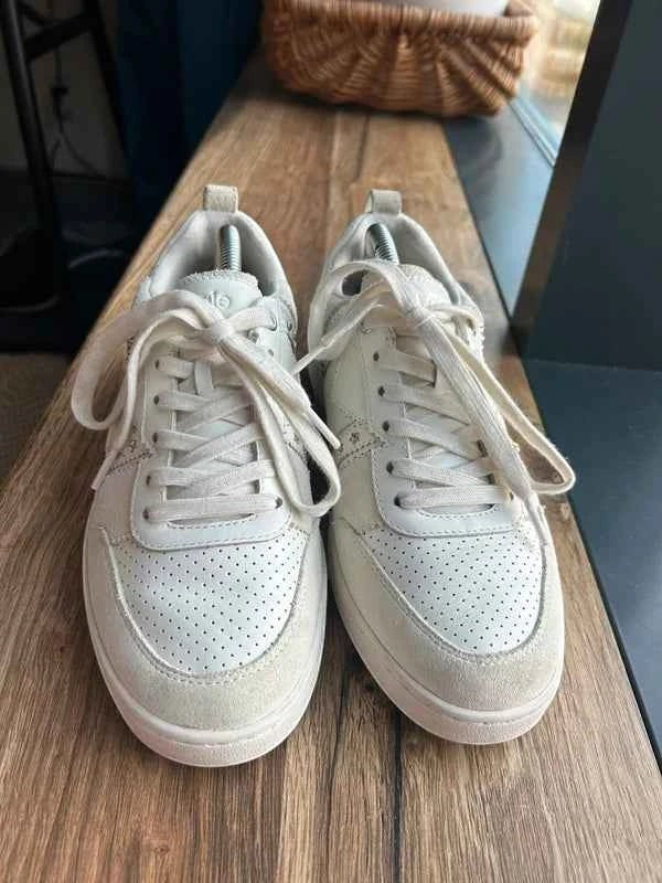 Białe skórzane sneakersy Maje ze srebrnymi detalami, dostępne w sklepie AVEXI, idealne do codziennych stylizacji.