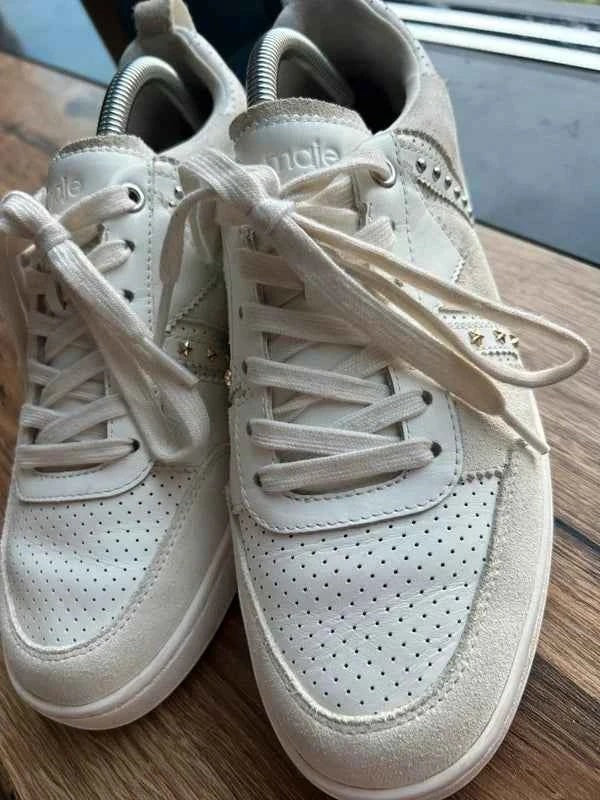 Białe skórzane sneakersy damskie Maje ze srebrnymi nitami, dostępne w sklepie AVEXI