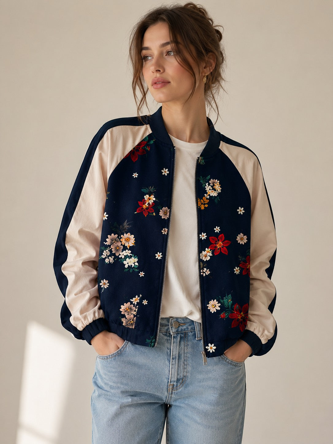 Modelka w granatowej bomberce Zara Basic Collection w kwiaty z jasnymi rękawami, stylizacja z AVEXI
