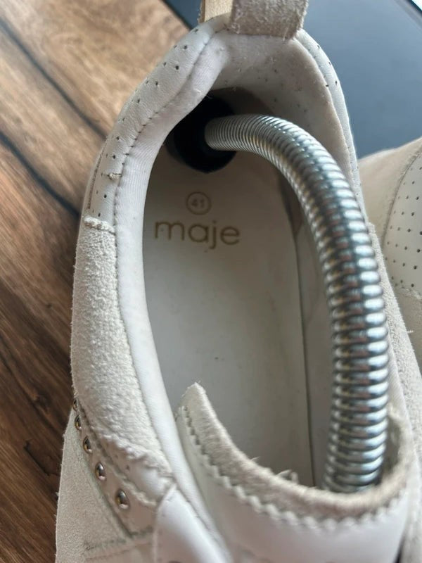Białe skórzane sneakersy damskie AVEXI marki Maje ze srebrnymi nitami i perforacją, rozmiar 41